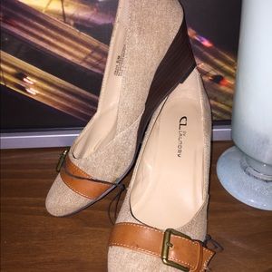 Chinese Laundry tan fabric wedge heel size 8.5
